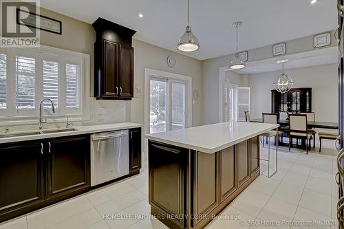 7 Boyd Meadow Court, Vaughan, ON - Indoor Photo Showing Kitchen With Double Sink