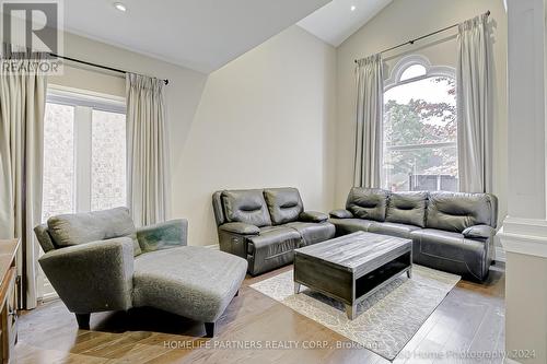 7 Boyd Meadow Court, Vaughan, ON - Indoor Photo Showing Living Room