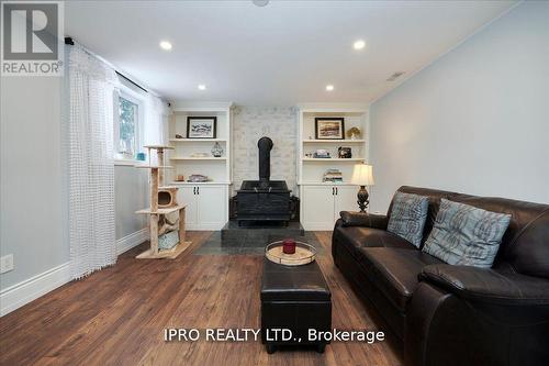 1574 15Th Side Road, New Tecumseth, ON - Indoor Photo Showing Living Room