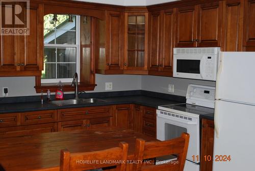 3548 Concession Road 7 Road, Clarington, ON - Indoor Photo Showing Kitchen With Double Sink