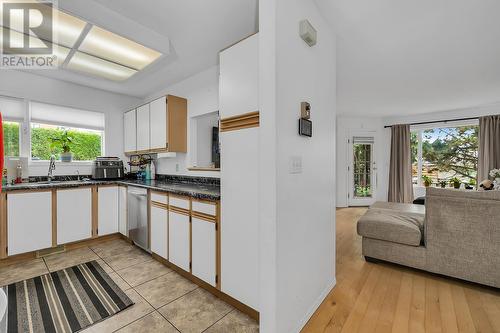 130 Dundas Road Unit# 6, Kelowna, BC - Indoor Photo Showing Kitchen