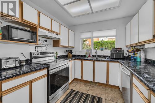 130 Dundas Road Unit# 6, Kelowna, BC - Indoor Photo Showing Kitchen