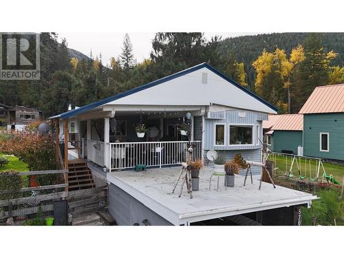 5707 Clement Road, Kitchener, BC - Outdoor With Deck Patio Veranda