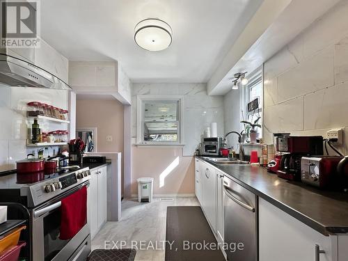 389 Northbrae Drive, London, ON - Indoor Photo Showing Kitchen With Double Sink