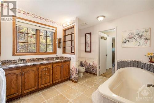 Main level full bathroom - 4000 Stonecrest Road, Ottawa, ON - Indoor Photo Showing Bathroom