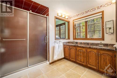 Main level full bathroom - 4000 Stonecrest Road, Ottawa, ON - Indoor Photo Showing Bathroom