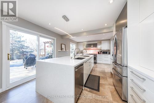 40 Marchwood Crescent, Richmond Hill, ON - Indoor Photo Showing Kitchen With Upgraded Kitchen