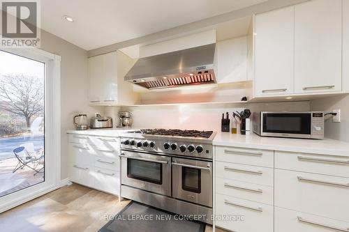 40 Marchwood Crescent, Richmond Hill, ON - Indoor Photo Showing Kitchen With Upgraded Kitchen