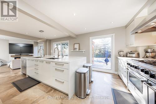 40 Marchwood Crescent, Richmond Hill, ON - Indoor Photo Showing Kitchen With Upgraded Kitchen