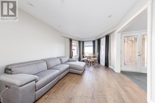 40 Marchwood Crescent, Richmond Hill, ON - Indoor Photo Showing Living Room