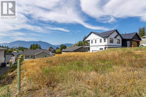 711 Mountain View Crescent, Creston, BC 