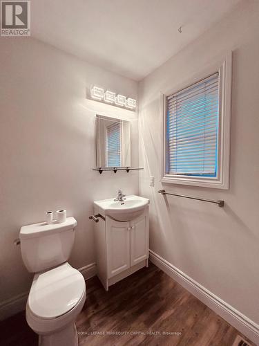 Upper - 190 Innisfil Street, Barrie, ON - Indoor Photo Showing Bathroom