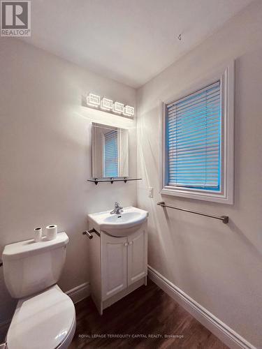 Upper - 190 Innisfil Street, Barrie, ON - Indoor Photo Showing Bathroom