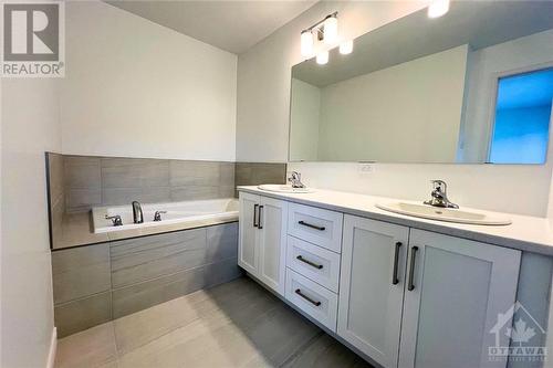 550 Hitzlay Terrace, Ottawa, ON - Indoor Photo Showing Bathroom