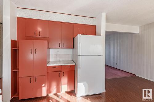 6123 144 Av Nw Nw, Edmonton, AB - Indoor Photo Showing Kitchen