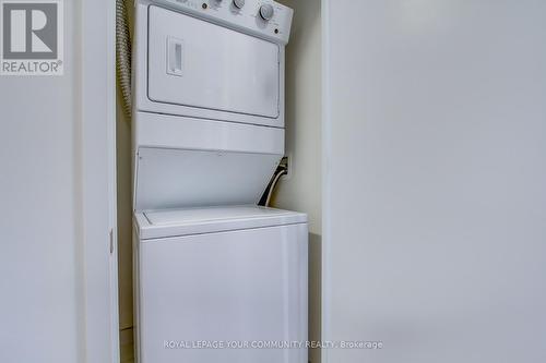 1007 - 10 Deerlick Court, Toronto, ON - Indoor Photo Showing Laundry Room