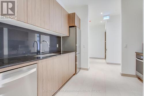 1007 - 10 Deerlick Court, Toronto, ON - Indoor Photo Showing Kitchen