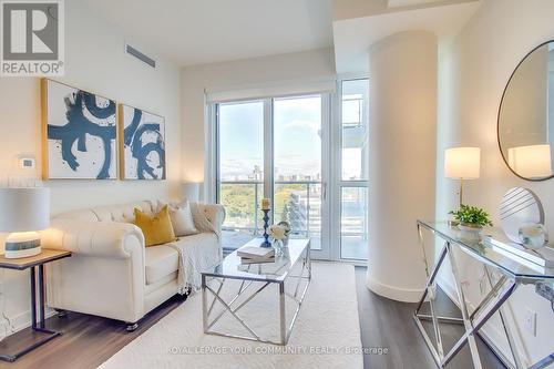 1007 - 10 Deerlick Court, Toronto, ON - Indoor Photo Showing Living Room