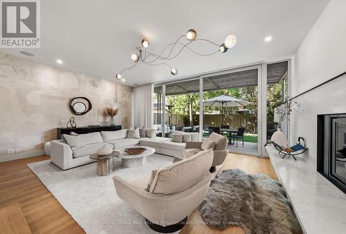 102 Robert Street, Toronto, ON - Indoor Photo Showing Living Room