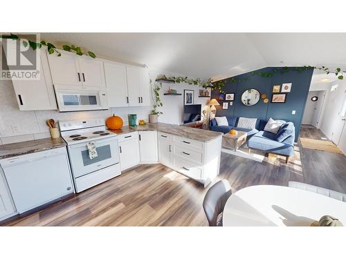 1024 Steepleview  Nw Drive, Cranbrook, BC - Indoor Photo Showing Kitchen