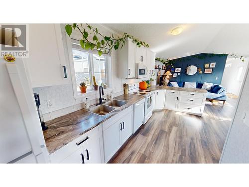 1024 Steepleview  Nw Drive, Cranbrook, BC - Indoor Photo Showing Kitchen With Double Sink