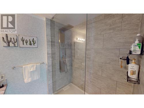 1024 Steepleview  Nw Drive, Cranbrook, BC - Indoor Photo Showing Bathroom