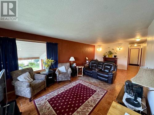 276 Westcoast Road, Williams Lake, BC - Indoor Photo Showing Living Room