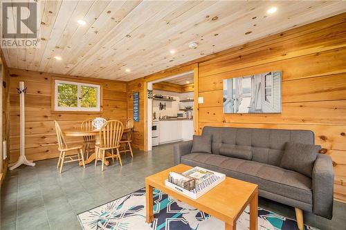 14 R3 Road, Lombardy, ON - Indoor Photo Showing Living Room