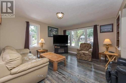 11 Oak Street, Barrie, ON - Indoor Photo Showing Living Room