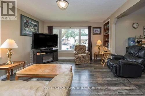 11 Oak Street, Barrie, ON - Indoor Photo Showing Living Room