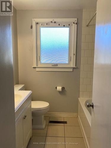 11 Oak Street, Barrie, ON - Indoor Photo Showing Bathroom