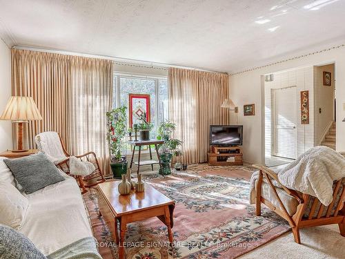 49 Wallingford Rd, Toronto, ON - Indoor Photo Showing Living Room