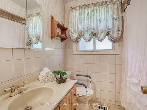 49 Wallingford Rd, Toronto, ON - Indoor Photo Showing Bathroom