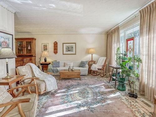 49 Wallingford Rd, Toronto, ON - Indoor Photo Showing Living Room