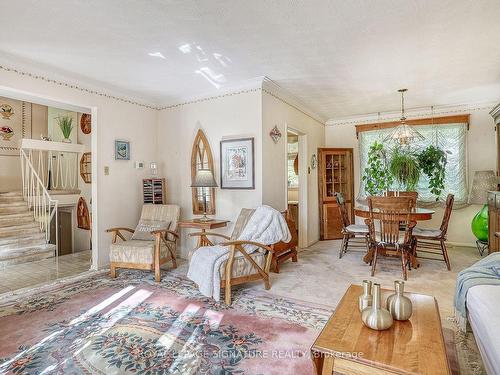 49 Wallingford Rd, Toronto, ON - Indoor Photo Showing Living Room