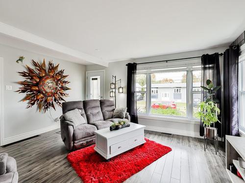 Living room - 380 17E Avenue, Saint-Jérôme, QC - Indoor Photo Showing Living Room