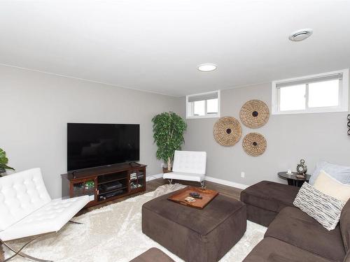 334 Minstrel Bay, Thunder Bay, ON - Indoor Photo Showing Living Room