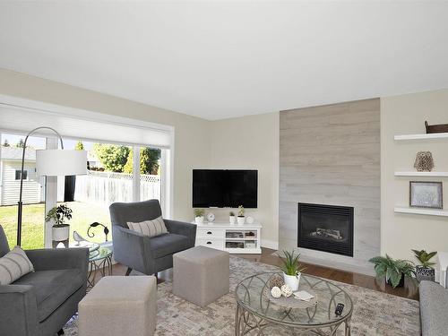 334 Minstrel Bay, Thunder Bay, ON - Indoor Photo Showing Living Room With Fireplace