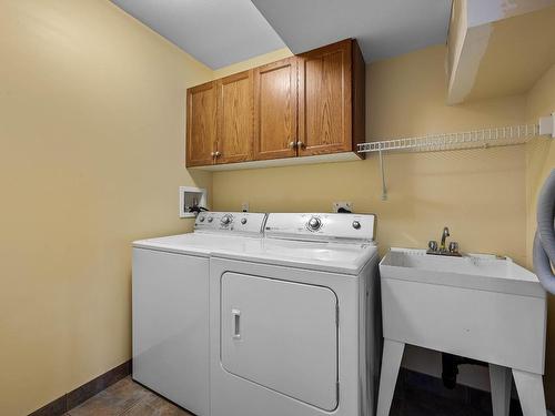 917 Raven Drive, Kamloops, BC - Indoor Photo Showing Laundry Room