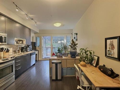 3222-1040 Talasa Court, Kamloops, BC - Indoor Photo Showing Kitchen With Stainless Steel Kitchen