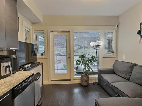 3222-1040 Talasa Court, Kamloops, BC - Indoor Photo Showing Living Room