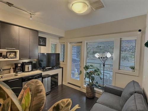 3222-1040 Talasa Court, Kamloops, BC - Indoor Photo Showing Living Room