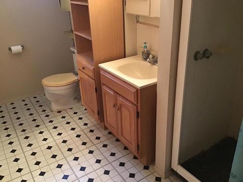 2106 Crescent Drive, Kamloops, BC - Indoor Photo Showing Bathroom