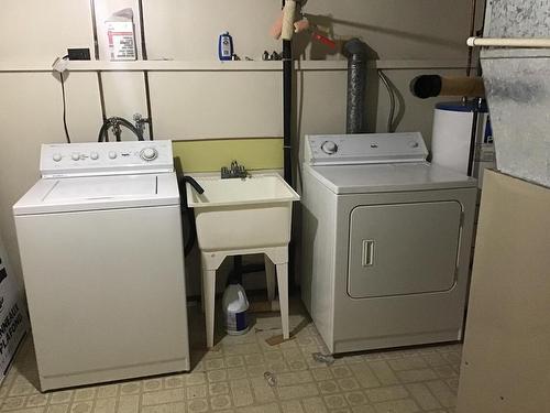 2106 Crescent Drive, Kamloops, BC - Indoor Photo Showing Laundry Room