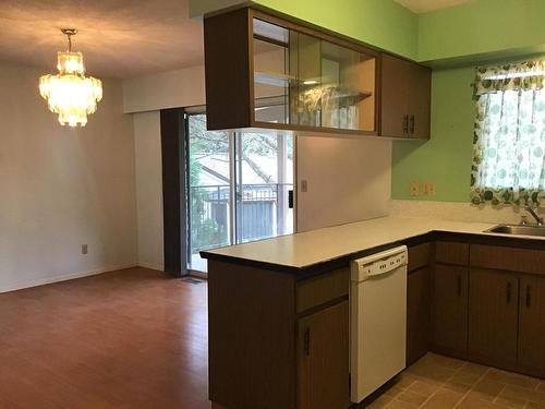 2106 Crescent Drive, Kamloops, BC - Indoor Photo Showing Kitchen