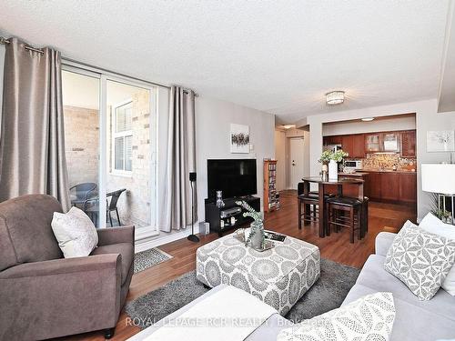 P1013-260 Davis Dr, Newmarket, ON - Indoor Photo Showing Living Room