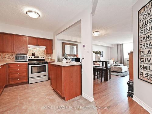 P1013-260 Davis Dr, Newmarket, ON - Indoor Photo Showing Kitchen