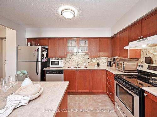 P1013-260 Davis Dr, Newmarket, ON - Indoor Photo Showing Kitchen With Stainless Steel Kitchen With Double Sink