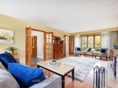 250 Ashworth Rd, Uxbridge, ON - Indoor Photo Showing Living Room