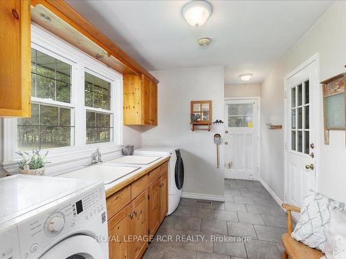 250 Ashworth Rd, Uxbridge, ON - Indoor Photo Showing Laundry Room